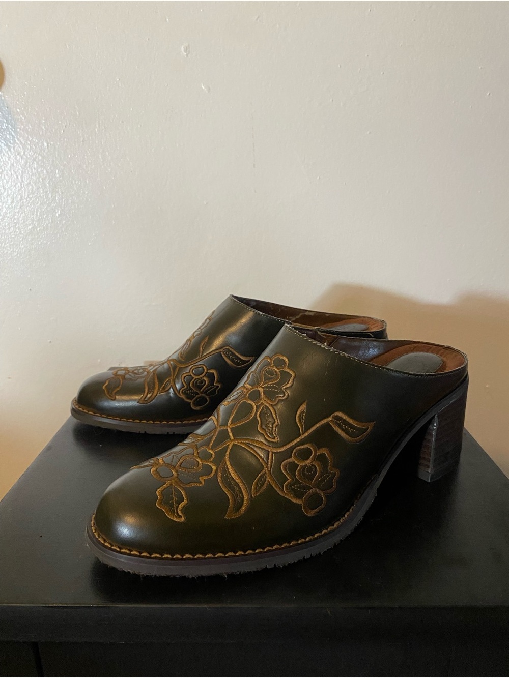 Dr. Scholl’s Women's Dark Brown Leather Floral Embroidered Mule Heels 7 1/2